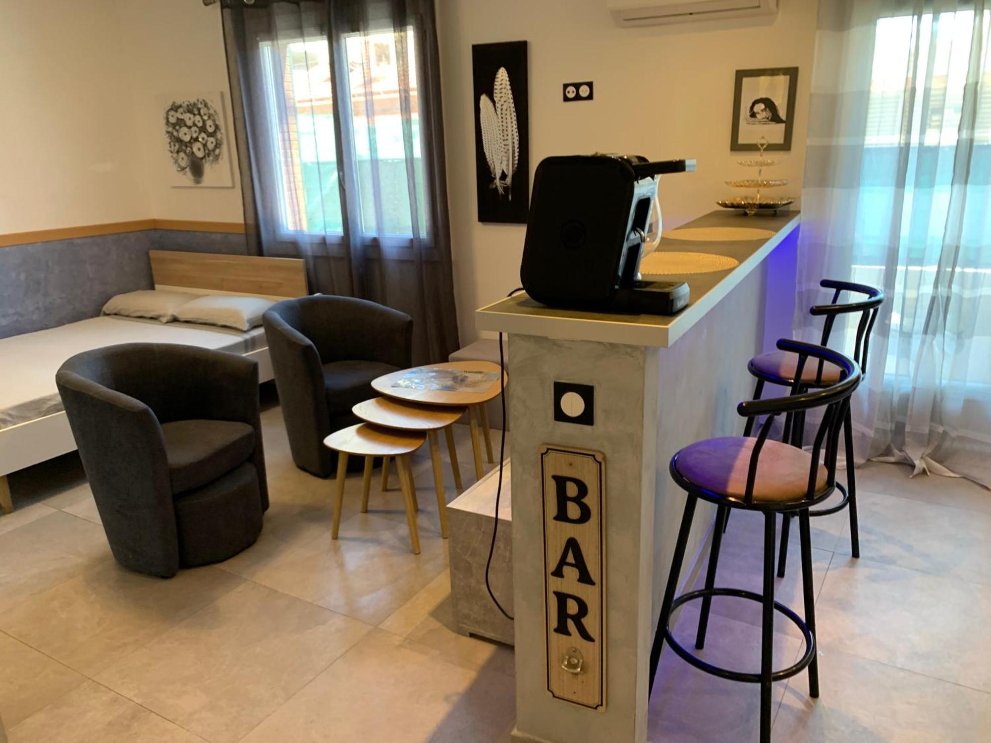 Grand Studio Tres Agreable Avec Bar, Cuisine Et Terrasse Кань-сюр-Мер Экстерьер фото
